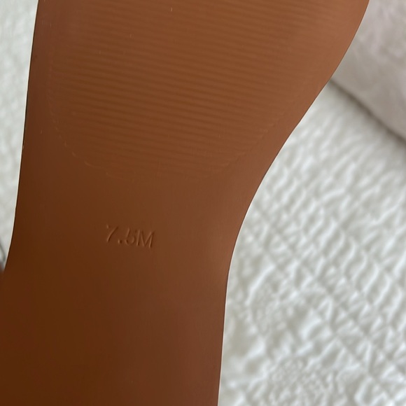 Brand New! Steve Madden white sandals. Size 7.5 - Picture 3 of 3